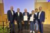 Bei der Vertreterversammlung der Raiffeisenbank Mainschleife-Steigerwald stehen (von links) Martin Weber (Vorstandsvorsitzender),  Erwin Schmauß (Revisor GVB), Otto Kunzmann, Peter Fechner, Volker Kreißl (stellvertretender Vorstandsvorsitzender) und Robert Menz (Aufsichtsratsvorsitzender) auf der Bühne.