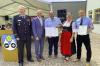 Bei der Auszeichnung von Günter Schneider mit dem staatlichen Ehrenzeichen für 40-jährigen Feuerwehrdienst; (von links) Kreisbrandrat Ralf Dressel, Landrat Wilhelm Schneider, Günter Schneider, Bürgermeisterin Ruth Frank und Kommandant Andreas Fösel.