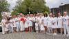 Die drei „Klinikclowns Lachträne Würzburg“ umringt vom RKK-Organisationsteam und einigen der zahlreichen Teilnehmer am White Dinner.