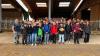 Im Bild: Realschüler und Realschülerinnen der 6. Klasse vor den Viehställen mit der Leiterin des Charleroi-Betriebes Rosi Behringer.