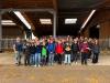 Im Bild: Realschüler und Realschülerinnen der 6. Klasse vor den Viehställen mit der Leiterin des Charleroi-Betriebes Rosi Behringer.