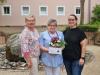 Hauswirtschaftsleiterin Gabriele Baumann, Jubilarin Anna Hammerschmidt und Verbundleiterin Daniela Weyerich bei der Präsentübergabe.