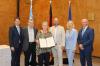 Brunhilde Hergenhan (Dritte von links) wurde mit dem Bundesverdienstkreuz ausgezeichnet. Mit auf dem Bild (weiter von links): Innenstaatssekretär Sandro Kirchner, Ehemann Ernst Hergenhan, Oberstreus Bürgermeister Stefan Kießner, Regierungspräsidentin Susanne Weizendörfer und Landrat Thomas Habermann.