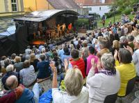 Beim Musiksommer im Theatergarten des Landsberger Stadttheaters im Jahr 2025 sorgte unter anderem Dreiviertelblut für eine ausverkaufte Vorstellung.