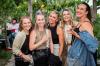 Zahlreiche Menschen besuchen am Mittwoch 23.07.25 das WVV Event beim „Wein am Stein“ in Würzburg.