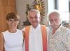 Nach dem Sonntagsgottesdienst verabschiedete sich die Schallfelder Pfarrei von Pfarrer Stefan Mai. Auf dem Foto von links: Pfarrgemeindeteamvorsitzende Katja Mangold, Pfarrer Stefan Mai und Kirchenpfleger Lothar Riedel. 