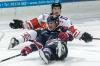 Ratlosigkeit: Weil keine Einigkeit in der Frage um die Kontingentspielerregel herrscht, könnte es der Eishockey-Bayernliga auch 25/26 an einer einheitlichen Regel mangeln. Unser Foto zeigt ein Aufeinandertreffen zwischen Sharks und Piraten (dunkles Dress) aus der vergangenen Saison.