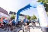Die BR-Radltour macht in diesem Jahr unter anderem Halt in Hammelburg. Auf dem Foto sind die Radler nach ihrer Ankunft bei der ersten Etappe 2024 in Geisenfeld zu sehen.