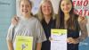 Freuen sich über Platz 2 (von links): Laura Pickel, stellvertretende Schulleiterin Marion Krines und Viktoria Nazarenko.