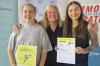 Freuen sich über Platz 2 (von links): Laura Pickel, stellvertretende Schulleiterin Marion Krines und Viktoria Nazarenko.
