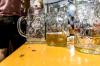 Nur mit Tischreservierung ins Bierzelt? Unsere Autoren sind geteilter Meinung.