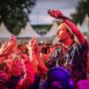 Zum zweiten Lied kommt Max zum Publikum zum Handshake. Max Giesinger and Friends beim Auftritt auf der Hauptbühne bei DAS FEST 2025.