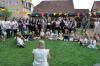 Die künftigen Erstklässlerinnen und Erstklässler bedanken sich bei ihren Erzieherinnen mit einem Lied für die schöne Zeit in der Kita, den sie jetzt verlassen. Sina Berchtold, die Mutter eines Kindergartenkindes (sitzend) hatte das Lied heimlich mit den Kindern einstudiert.