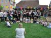 Die künftigen Erstklässlerinnen und Erstklässler bedanken sich bei ihren Erzieherinnen mit einem Lied für die schöne Zeit in der Kita, den sie jetzt verlassen. Sina Berchtold, die Mutter eines Kindergartenkindes (sitzend) hatte das Lied heimlich mit den Kindern einstudiert.