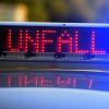 Auf einem Polizeifahrzeug warnt eine Leuchtschrift vor einer Unfallstelle. (zu dpa: «Mehrere Unfälle auf der Autobahn 3 führen zu Stau»)