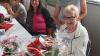 Edith Pfeuffer beging im Kreis der Tafelkollegen ihren 80. Geburtstag. Vorsitzende Angelika Reusch-Popp (stehend) dankte ihr für ihren unermüdlichen Einsatz.