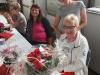 Edith Pfeuffer beging im Kreis der Tafelkollegen ihren 80. Geburtstag. Vorsitzende Angelika Reusch-Popp (stehend) dankte ihr für ihren unermüdlichen Einsatz.