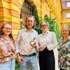 Abschied: Dr. Michael Schwab mit (von links) Elisabeth Richter, Abteilungsleiterin Senioreneinrichtungen Bürgerspital, Komödiantin Birgit Süß und die Leitende Stiftungsdirektorin Annette Noffz. 