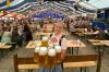 Das Bierzelt in Kaufbeuren füllt sich, das Geschäft beginnt: Bettina Lindbichler läuft sich warm.