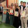 Direktor Peter Gerhardt (2. v. li.) ist stolz auf die Bestleistungen von (v. li.): Björn Schaar (Englisch, 10a), Fatima Dakaeva (Französisch, 10 c) , Marlene Krappmann (Deutsch (Englisch und Schulbeste, 10d), Jule Lieb (Ernährung/Gesundheit 10d), Klara Schorn (Klassenbeste und Schülersprecherin, 10b), Käthe Kremer (E/G, 10d), Luisa Kraus (Physik, 10a), Moritz Seelmann (BwR, 10b), Raphael Vogt (Mathezweig I, 10a) und Finn Luther (Mathezweig II, 10c).