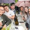 Zahlreiche Menschen besuchen am Freitag 25.07.25 das Wein- und Musikfest „Wein am Stein“ in Würzburg.