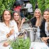 Zahlreiche Menschen besuchen am Freitag 25.07.25 das Wein- und Musikfest „Wein am Stein“ in Würzburg.