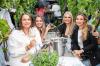 Zahlreiche Menschen besuchen am Freitag 25.07.25 das Wein- und Musikfest „Wein am Stein“ in Würzburg.