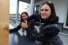 Diese zwei Lehrlinge räumen mit alten Rollenbildern auf: Samira Riefer (links) und Kim Meier absolvieren ihre Ausbildung zur Spenglerin in Dietmannsried.