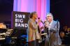 Musikalisch füreinander geschaffen: Die Jazz-Sängerin Fola Dada und Entertainer Götz Alsmann verzauberten mit der SWR-Bigband das Salzurg-Areal. 