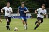Drang nach vorne: Dominik Ebert (links) und Luca Schmitt (rechts) vom FV Steinfeld/Hausen-Rohrbach verfolgen Nevio Tetz (Bildmitte) vom TSV Uettingen.