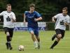 Drang nach vorne: Dominik Ebert (links) und Luca Schmitt (rechts) vom FV Steinfeld/Hausen-Rohrbach verfolgen Nevio Tetz (Bildmitte) vom TSV Uettingen.