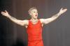 Superstar Robbie Williams zündet im ausverkauften Olympiastadion vor 70.000 Zuschauern  mit einem neuen Song gleich am Anfang eine Rakete. Und lässt dann nicht nach. Eine Konzertnacht wie eine Liebeserklärung ans Entertainment.