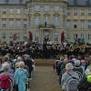 Trotz Regen am Nachmittag und unsicherer Prognose- dem Schlosskonzert in Werneck lauschten viele Zuhörer, teilweise sogar gemütlich auf Picknick-Decken im Park, der Musik.
