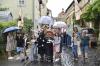 Das Katzenkopfpaar zog, geführt von Mitschülern und begleitet von den Fahnenträgern und der Schulleitung, bei Regen durch die Altstadt.