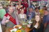 Der Wein wird in Markt Einersheim (hinten von links) von den Hofdamen Fabienne Hitz und Loreen Schlee sowie dem Schenk von Speckfeld Christian Lackner repräsentiert. Sie stießen zusammen mit Weinhoheiten aus dem Umland auf ein erfolgreiches Weinfestival an.