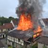 Am Sonntag, gegen 9.15 Uhr, wurden die Feuerwehren zu einem Scheunenbrand in der Schweinfurter Straße, Einmündung Schloßgasse, alarmiert.