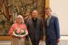 Baureferent Ralf Brettin (Mitte) wurde von Schweinfurts Oberbürgermeister Sebastian Remelé nach elf Jahren im Amt in den Ruhestand verabschiedet. Links im Bild seine Frau Rosa Brettin.