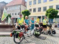 Die Teilnehmerinnen und Teilnehmer der Mut-Tour radeln auf Tandems durch Deutschland und sprechen auf ihrer Reise mit Menschen über das Thema psychische Erkrankungen.