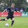 Der Helmstadter Manuel Scheller (links) spielt den Ball, bevor Michael Galaba vom SV Kürnach eingreifen kann.