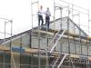 Peter Juks und Dr. Martin Michel (rechts) präsentieren die neue PV-Anlage beim Abwasserwerk in Winterhausen.