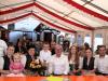 30 Jahre Winzerstube und Gästehaus Weinbau Dürr – darüber freuen sich (von links) Michael Döppert, Julia Dürr-Döppert mit Katharina, Christine Dürr, Hannes Döppert, Günther Dürr, Miriam Lehrieder, Lisa Dürr und Marco Heid.