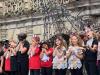 Kinderoperette Die Fledermäuschen: Rund 60 Drittklässler der Gemeinschaftsschule Weikersheim und der Kraft-zu-Hohenlohe-Schule auf der Bühne des Schlosshofs Weikersheim ein feucht-buntes Spektakel.