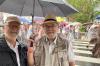 Peter Krug und Ludwig Büchner haben über Jahrzehnte beim Rakoczy-Fest in Bad Kissingen als Darsteller mitgemacht, dieses Jahr sind sie zum ersten Mal als Zuschauer dabei, wie am Sonntag beim Festzug.