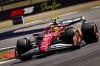 Lewis Hamilton in seinem Ferrari – Formel-1-Autos kosten die Rennställe viel Geld.