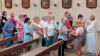 Einzelsegnung mit duftendem Öl am Ende des Gottesdienstes. Einzelsegnung mit duftendem Öl am Ende des Gottesdienstes.