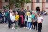 Bischof Dr. Franz Jung, Pfarrer Jürgen Schwarz und die Kommunionkinder bei der Begegnung nach dem Gottesdienst.