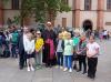 Bischof Dr. Franz Jung, Pfarrer Jürgen Schwarz und die Kommunionkinder bei der Begegnung nach dem Gottesdienst.