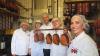 Den appetitlichen Duft von rohem Schinken schnupperten (von links) Jürgen Eisentraut, Ellena Hertzig, Björn Jungbauer und Hülya Düber direkt an der Produktionsstätte bei Julian Hertzig (Zweiter von rechts)