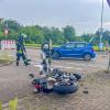 Ein Motorradfahrer prallte am 28. Jul mit einem Auto bei Durlach zusammen. Ein Motorradfahrer prallte am 28. Jul mit einem Auto bei Durlach zusammen.