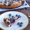 Der Heidelbeerkuchen ist mit Tofu und Sojasahne gemacht. Die Eier im Rezept können Veganer durch Aquafaba ersetzen.